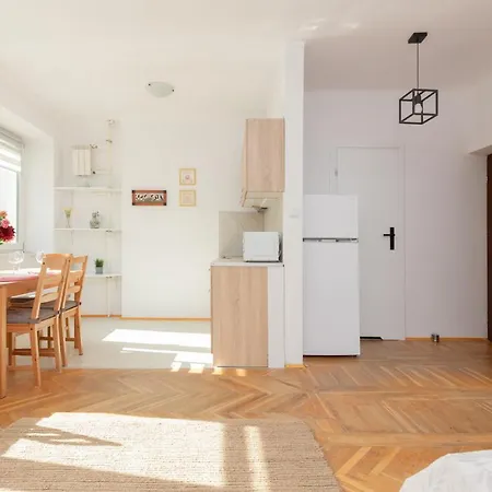 Daire Cozy Studio In The Heart Of Warsaw, Elektoralna By Renters Varşova