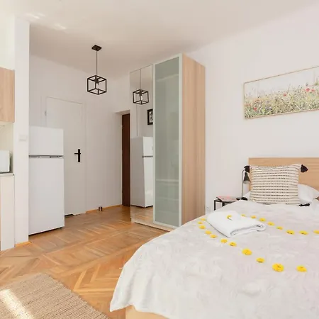 Cozy Studio In The Heart Of Warsaw, Elektoralna By Renters Varşova